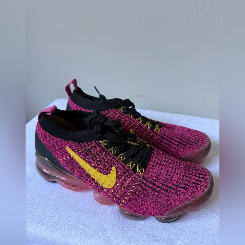 Pre-owned. Woman’s Nike Vapor Air Max shoes.